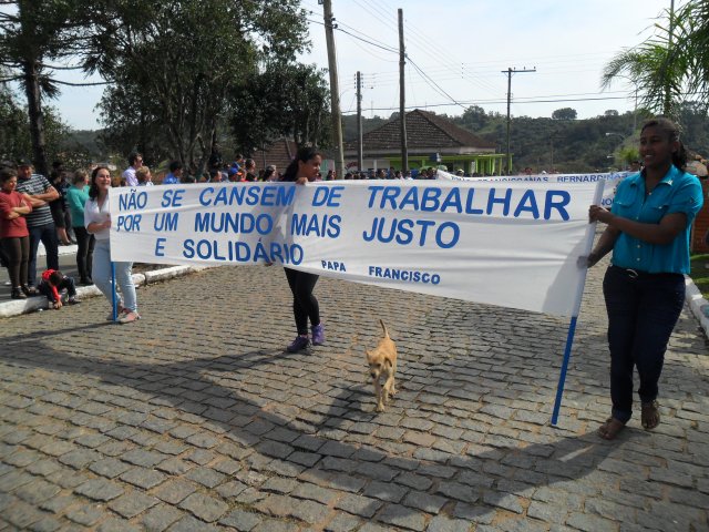 Desfile em Dom Feliciano